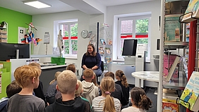 Die vierten Klassen besuchten die Bücherei.