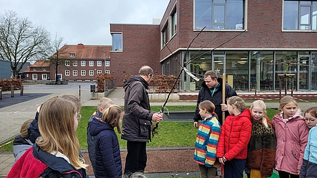 Klasse 4b pflanzt einen Obstbaum.