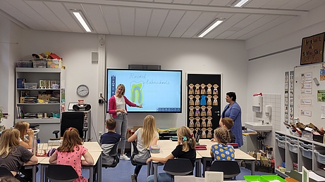 Kinder lernen viel über gesunde Zähne.
