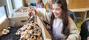 Die Kinder freuen sich über die Pilzernte.